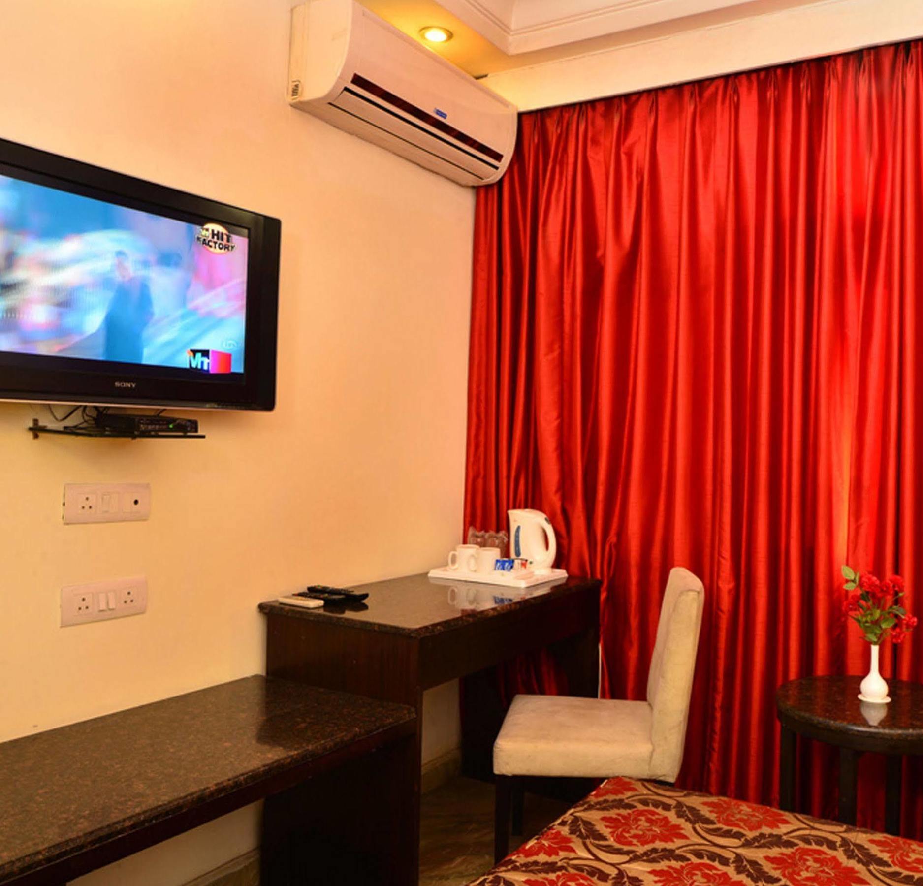 Hotel Shanti Palace West Patel Nagar Yeni Delhi Dış mekan fotoğraf